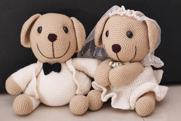 Bärenpuppe verliebt, Spielzeugbär mit Hochzeit — Stockfoto