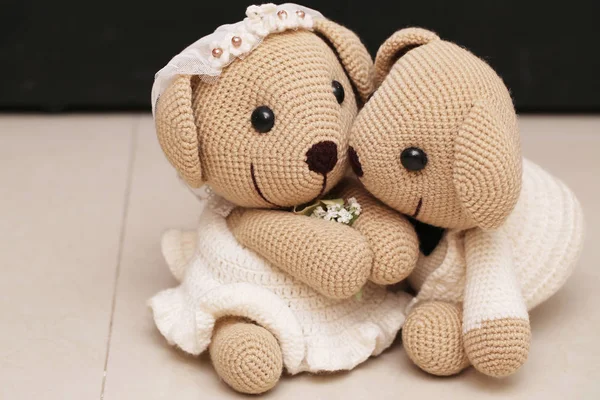 Beer pop in liefde, speelgoed beren met bruiloft — Stockfoto
