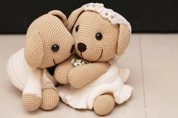 Urso boneca no amor, brinquedo ursos com casamento — Fotografia de Stock