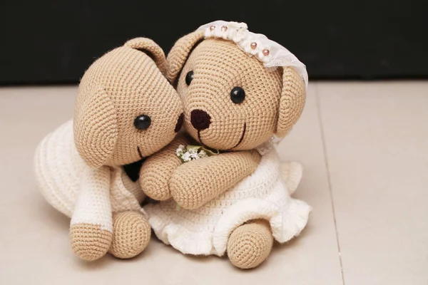 Bärenpuppe verliebt, Spielzeugbär mit Hochzeit — Stockfoto