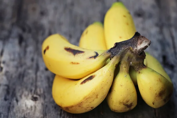 Bananas frescas em fundo de madeira — Fotografia de Stock