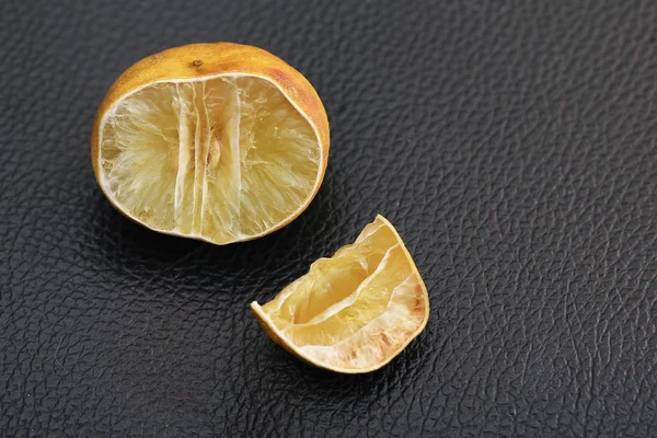 Limones secos cortados, detalle de fruta vieja, comida sana, comida ácida — Foto de Stock