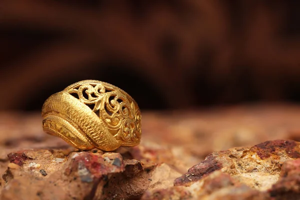 Δαχτυλίδι χρυσό σε πέτρινη υφή — Φωτογραφία Αρχείου