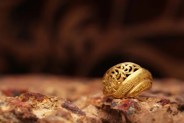 Gammal gyllene ring på sten struktur — Stockfoto