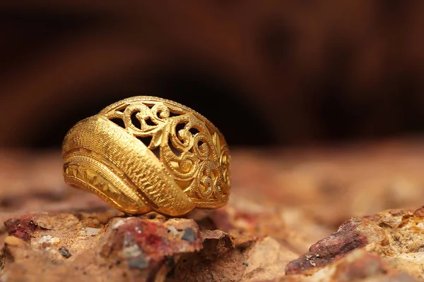 Taş dokusunda eski altın bir yüzük — Stok fotoğraf