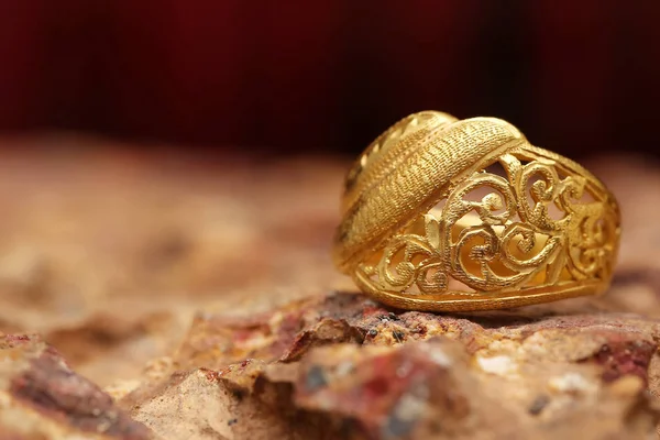 Anel dourado velho na textura de pedra — Fotografia de Stock