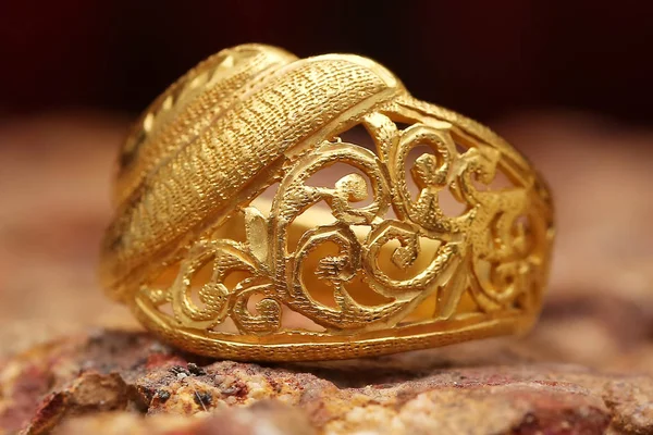 Alter goldener Ring auf Steinstruktur — Stockfoto