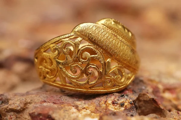 Taş dokusunda eski altın bir yüzük — Stok fotoğraf