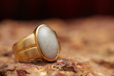 Taş dokusunda eski altın bir yüzük