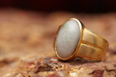 Taş dokusunda eski altın bir yüzük
