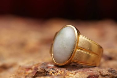 Taş dokusunda eski altın bir yüzük