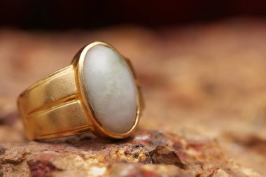 Taş dokusunda eski altın bir yüzük