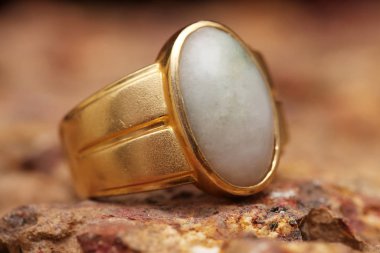 Taş dokusunda eski altın bir yüzük