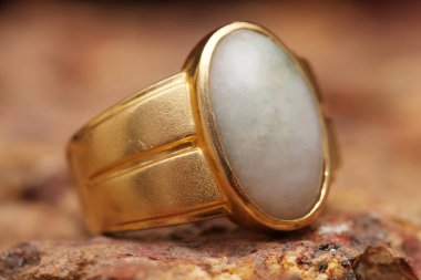 Taş dokusunda eski altın bir yüzük