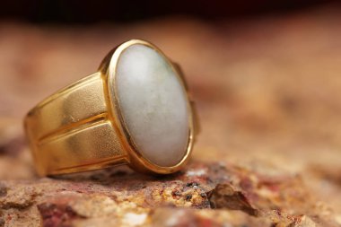 Taş dokusunda eski altın bir yüzük