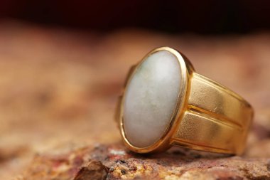 Taş dokusunda eski altın bir yüzük