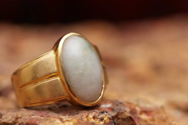 Taş dokusunda eski altın bir yüzük