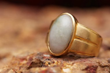 Taş dokusunda eski altın bir yüzük