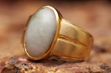 Taş dokusunda eski altın bir yüzük