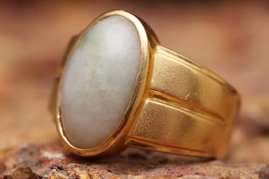 Taş dokusunda eski altın bir yüzük