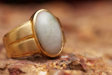 Taş dokusunda eski altın bir yüzük