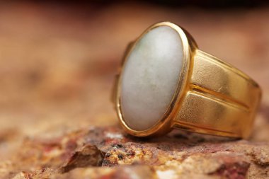 Taş dokusunda eski altın bir yüzük