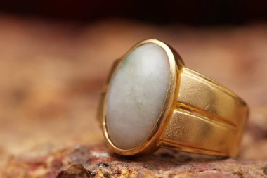 Taş dokusunda eski altın bir yüzük