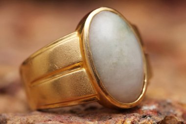 Taş dokusunda eski altın bir yüzük