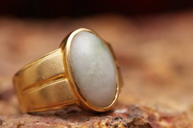 Taş dokusunda eski altın bir yüzük