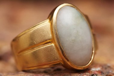 Taş dokusunda eski altın bir yüzük