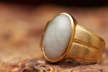 Taş dokusunda eski altın bir yüzük