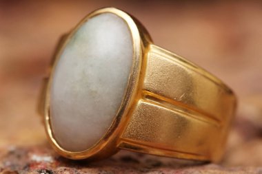 Taş dokusunda eski altın bir yüzük