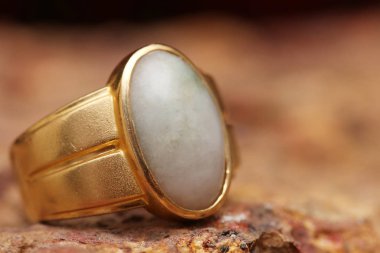 Taş dokusunda eski altın bir yüzük