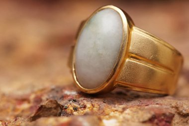 Taş dokusunda eski altın bir yüzük