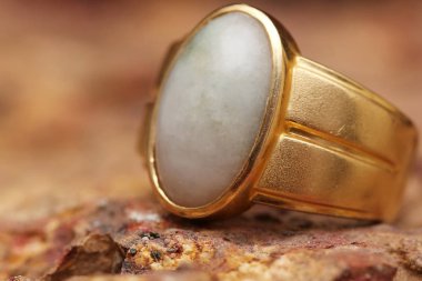 Taş dokusunda eski altın bir yüzük