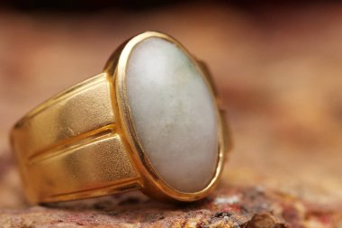 Taş dokusunda eski altın bir yüzük