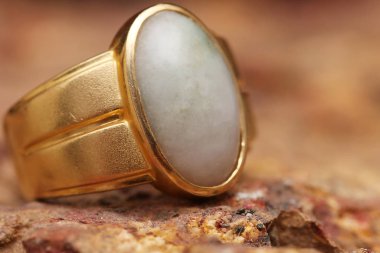 Taş dokusunda eski altın bir yüzük