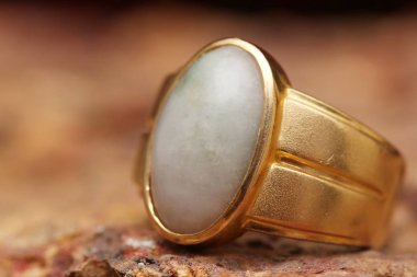 Taş dokusunda eski altın bir yüzük