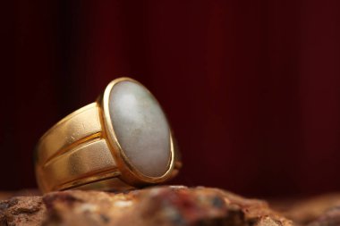 Taş dokusunda eski altın bir yüzük