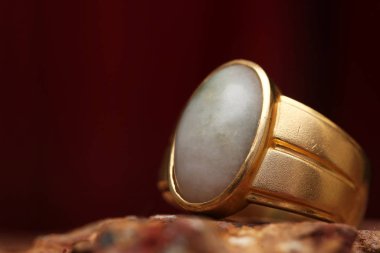 Taş dokusunda eski altın bir yüzük