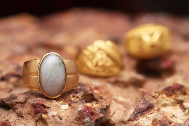 Taş dokusunda eski altın bir yüzük