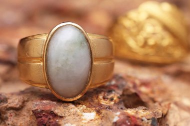 Taş dokusunda eski altın bir yüzük