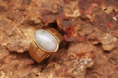 Taş dokusunda eski altın bir yüzük