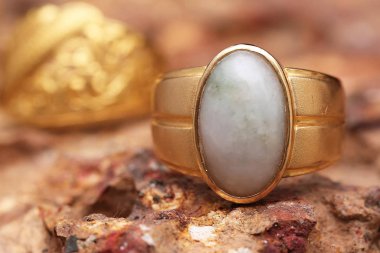 Taş dokusunda eski altın bir yüzük