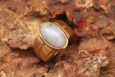 Taş dokusunda eski altın bir yüzük