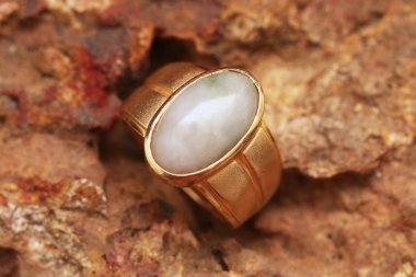 Taş dokusunda eski altın bir yüzük