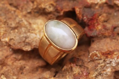 Taş dokusunda eski altın bir yüzük