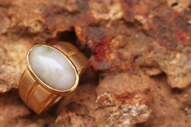 Taş dokusunda eski altın bir yüzük