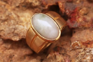 Taş dokusunda eski altın bir yüzük