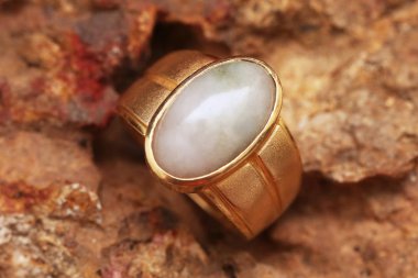 Taş dokusunda eski altın bir yüzük